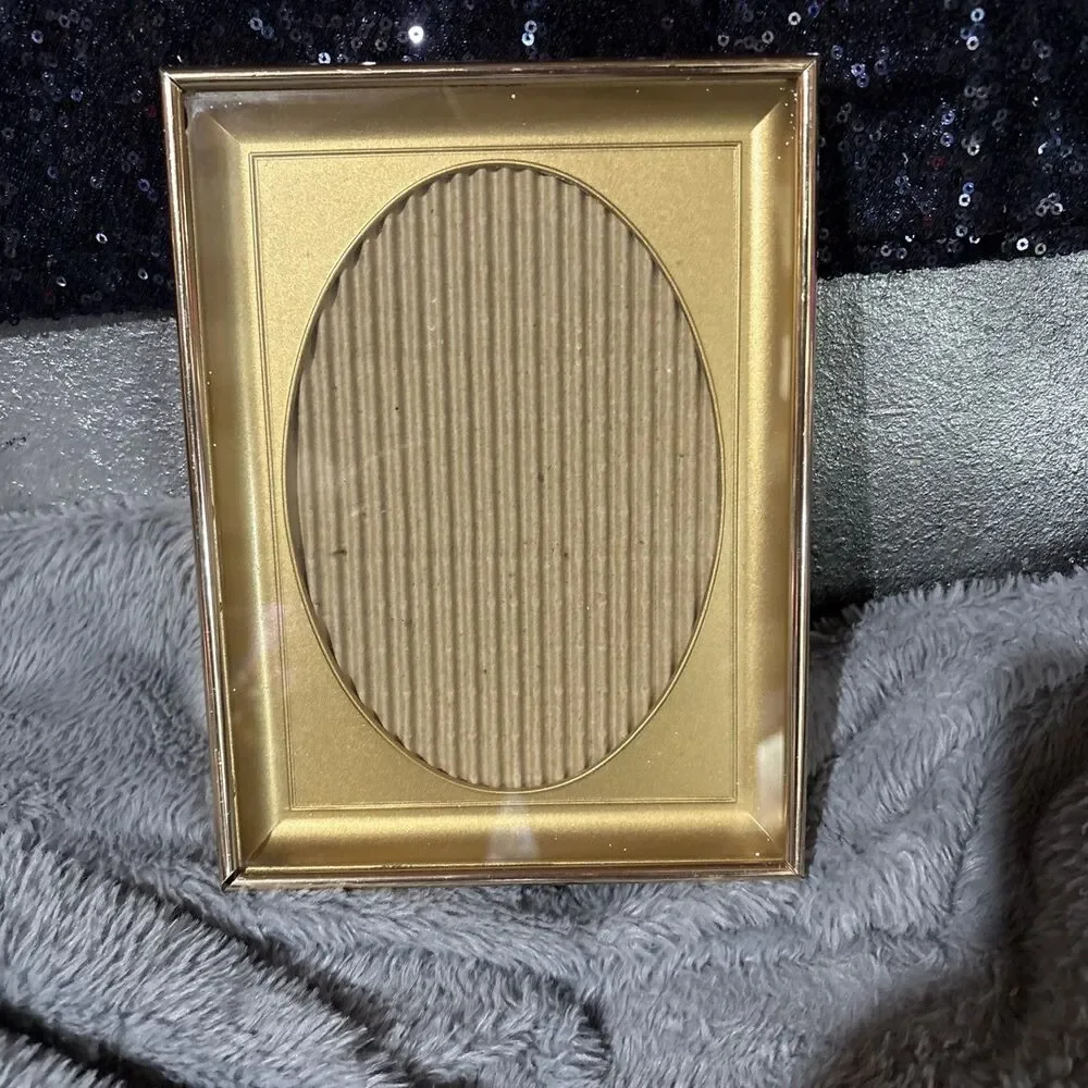 VTG Intercraft Gold Tone Metal Frame, gold Oval Shadow Box Matte 5x7 USA 1975